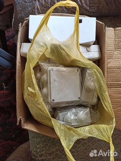 Наружные распределительные коробки и выключатели