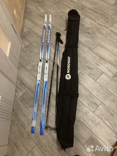 Лыжные ботинки с лыжами