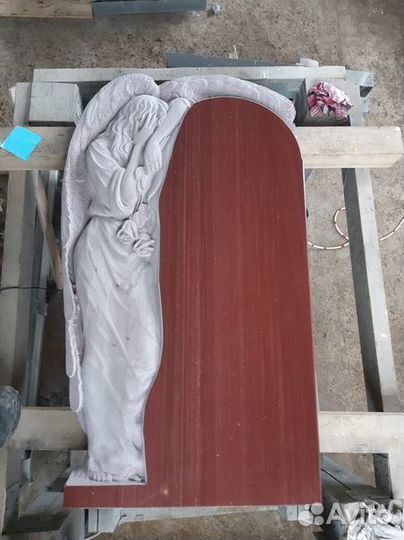 Памятник - малиновый кварцит