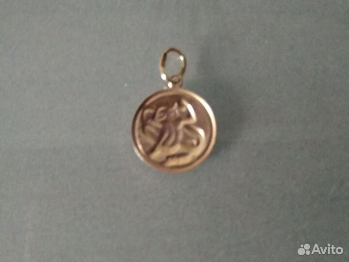 Золотой кулон знак 