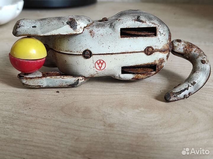 Антикварная игрушка кот с мячом