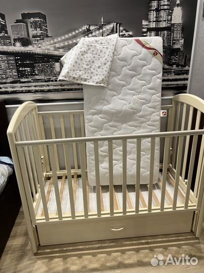 Детская кроватка с маятником и ящиком