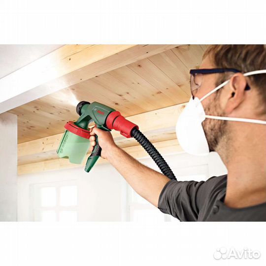 Покраска стен краскопультом, валиком