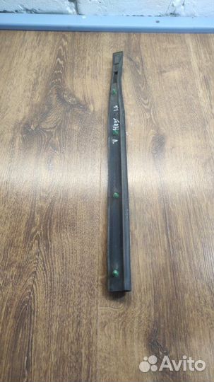 Уплотнительная резинка боковой двери левая Nissan