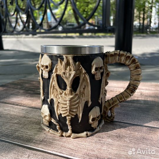Кружка готическая с черепами