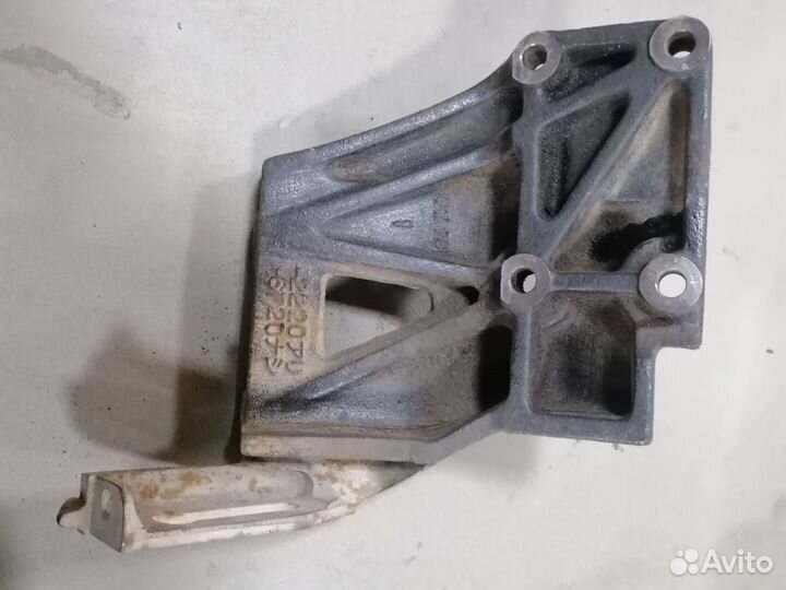 Кронштейн генератора с натяжит.Nissan Almera N15