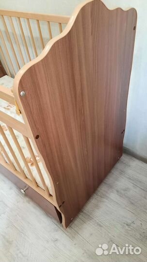 Детская кроватка с маятником,ящиком и матрасом