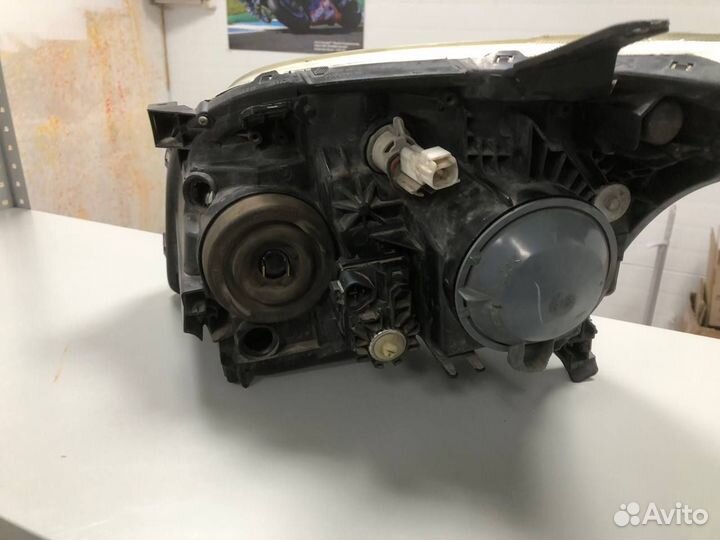 Фара для Toyota Avensis 2