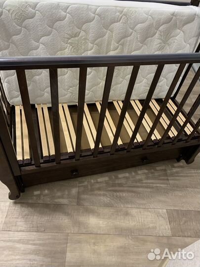 Детская кроватка с продольным маятником с фиксатор