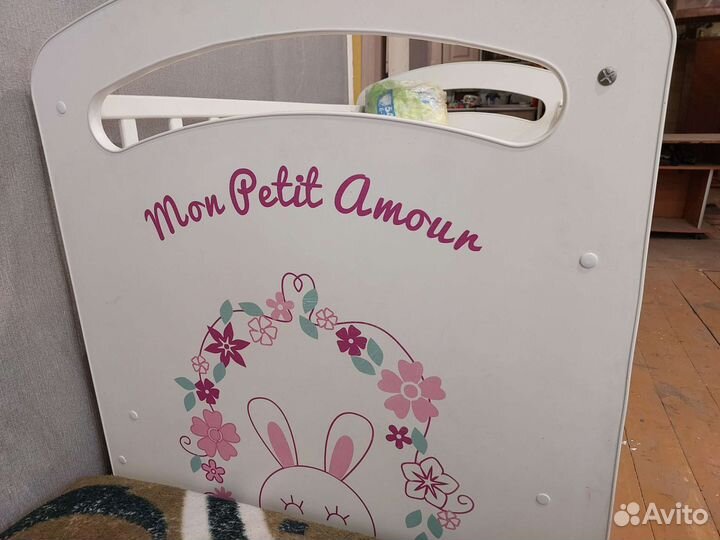 Детская кроватка с маятником и ящиком