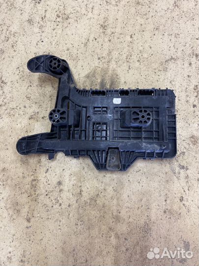 Крепление аккумулятора Skoda