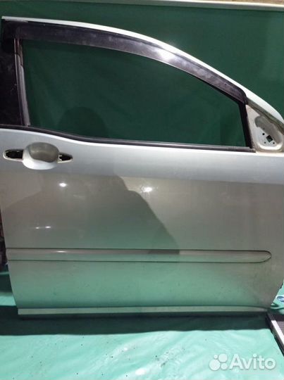 Дверь передняя правая Toyota Raum