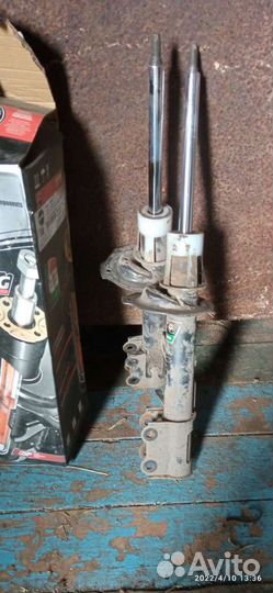 Стойки две задние и одна передняя