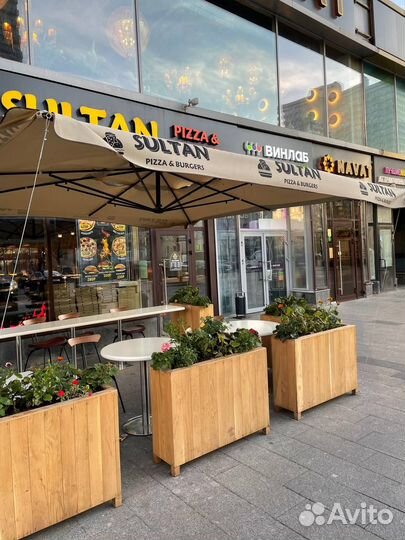 Уличный зонт для кафе и ресторанов. Боковой зонт