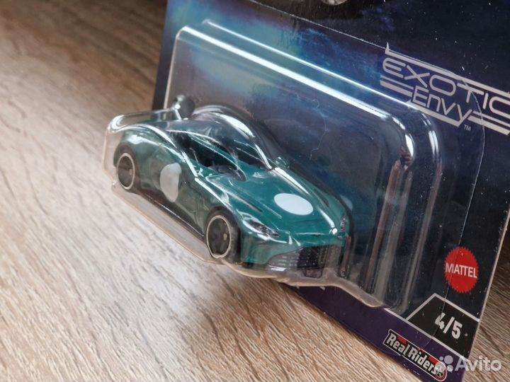 Hot Wheels Premium Aston Martin V12 Speedster