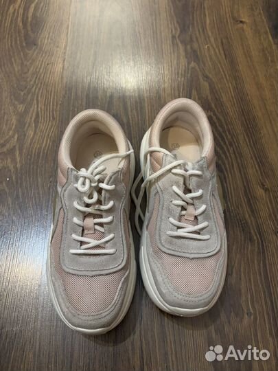 Кроссовки женские