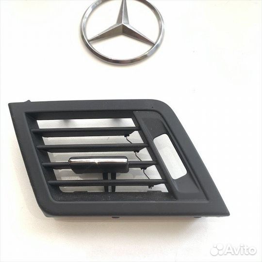 Накладка дефлектора левого Мерседес w204