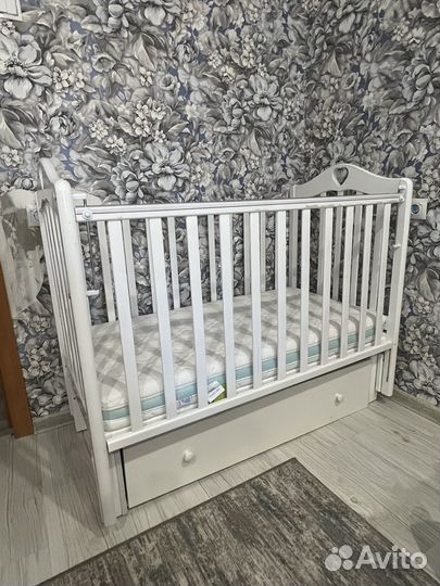 Кроватка детская с маятником