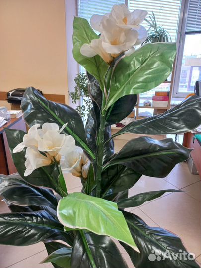 Искусственный цветок в горшке