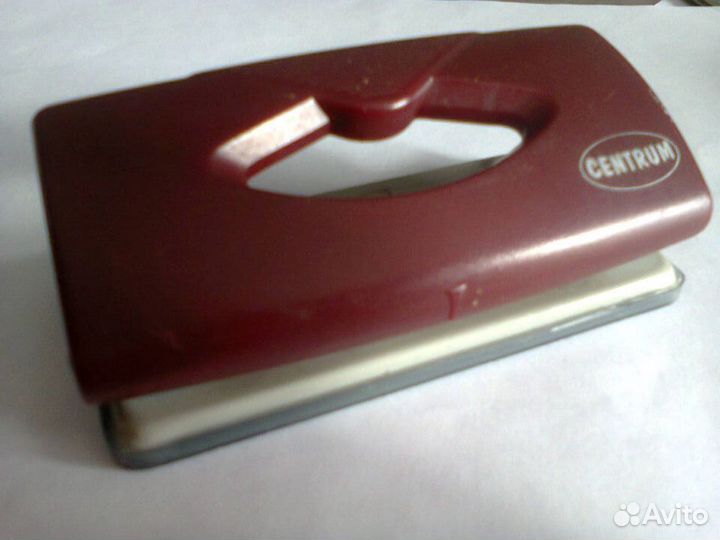 Канцтовары: дыроколы,стэплеры,подставка для ручек