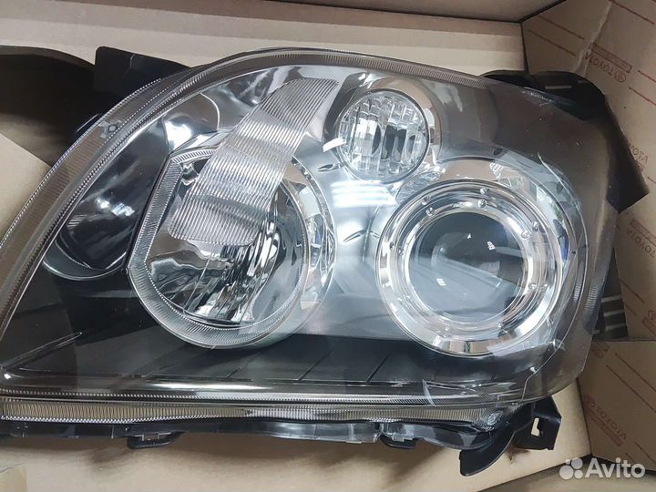 Фара левая Toyota Avensis