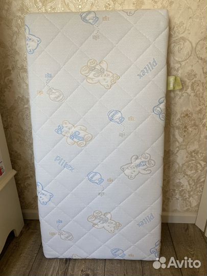 Детская кроватка с маятником, матрасом и ящиком