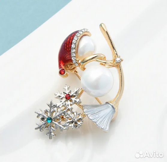 Брошь в виде снеговичка