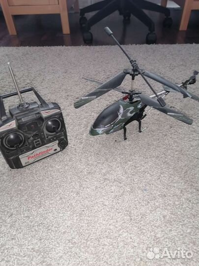 Игрушечный вертолёт на пульте управления