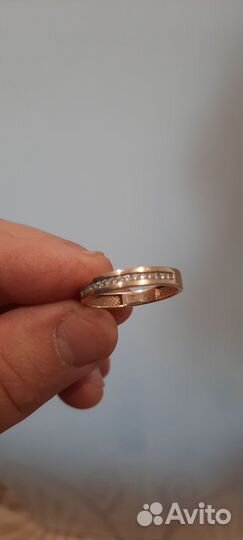 Золотое обручальное кольцо