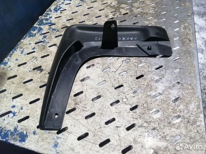 Брызговик передний правый Nissan Patrol Y62