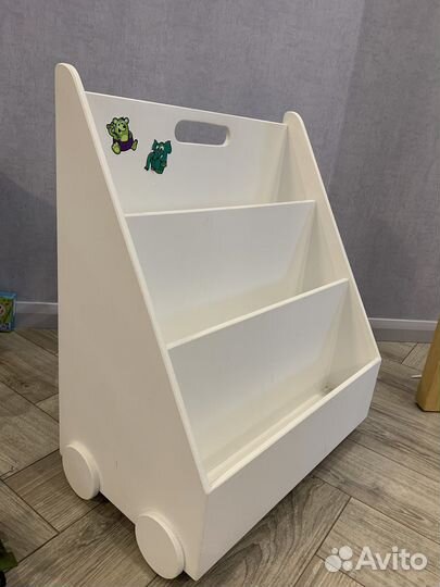 Книжная полка монтессори