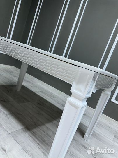 Стол и стулья новые
