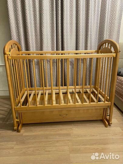 Детская кроватка с маятником и ящиком