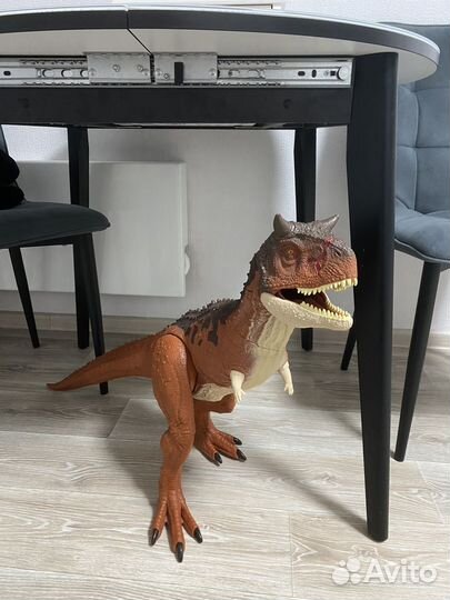 Jurassic world карнотавр