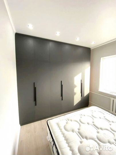 Встроенный шкаф в спальню с гладкими фасадами на з