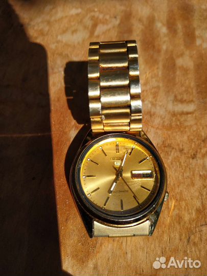 Часы seiko 5 automatic в жёлтом корпусе