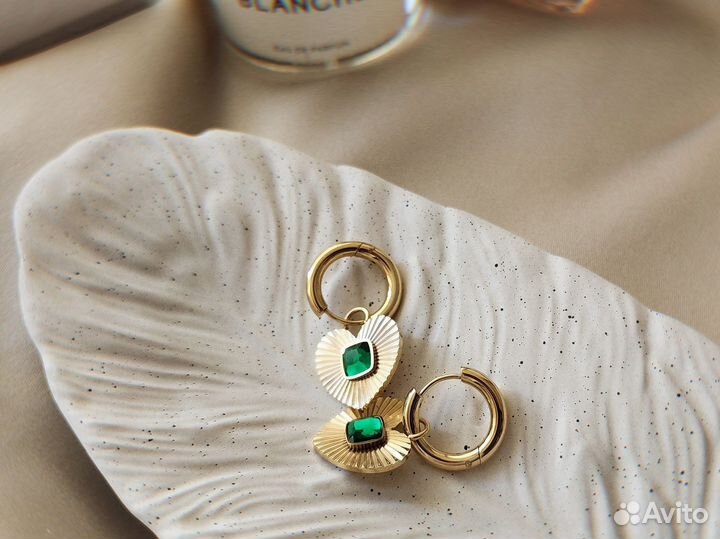 Золотые серьги сердечки