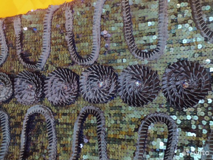 Рисунок вышит пайетками