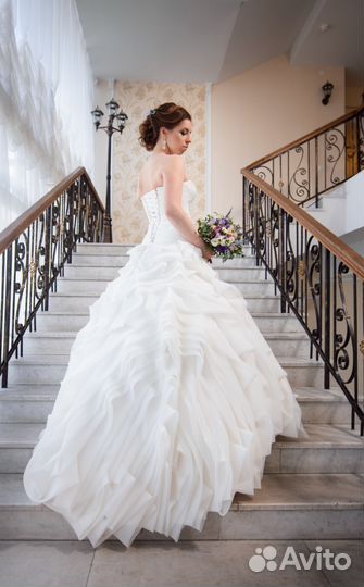 Свадебное платье со шлейфом и розами