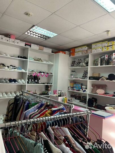 Шоурум магазин одежды и обуви