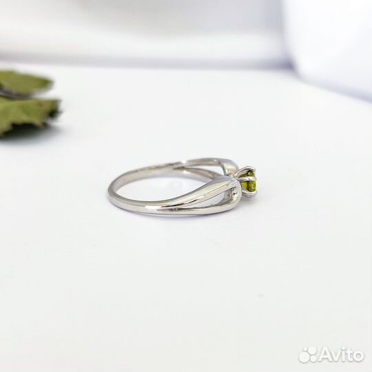 Серебряное кольцо с демантоидом