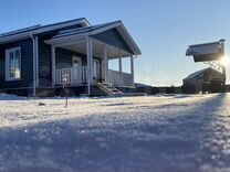 тихо. тихо идет съемка табличка. плакат не болтай. тссс тихо. включи русский потише.