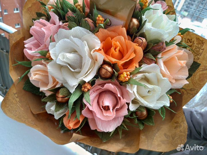 Букет из цветов с конфетами, чаем и орехами