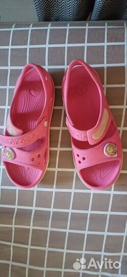 Босоножки для девочки crocs