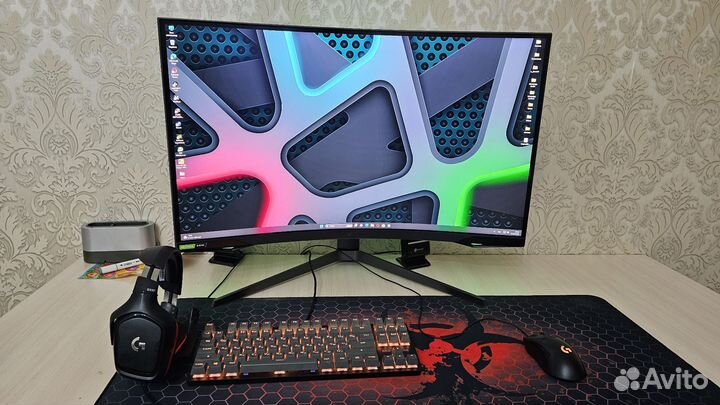 Игровой компьютер с монитором и клавиатурой