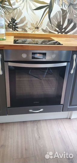 Встраиваемый духовой шкаф Indesit ifw5844