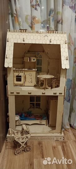 Деревянный кукольный домик
