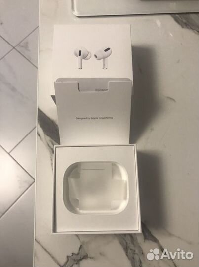 Коробка на AirPods