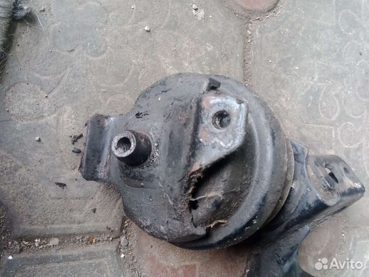Подушка двигателя передняя нижняя Пассат б3