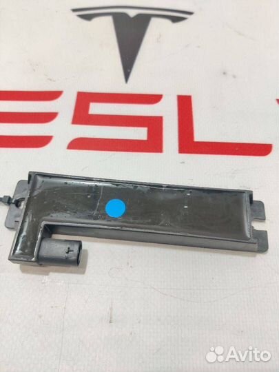 Антенна системы комфортного доступа Tesla Model X